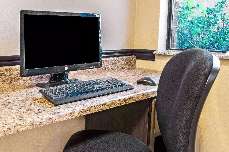 هتل Days Inn & Suites By Wyndham Jeffersonville In