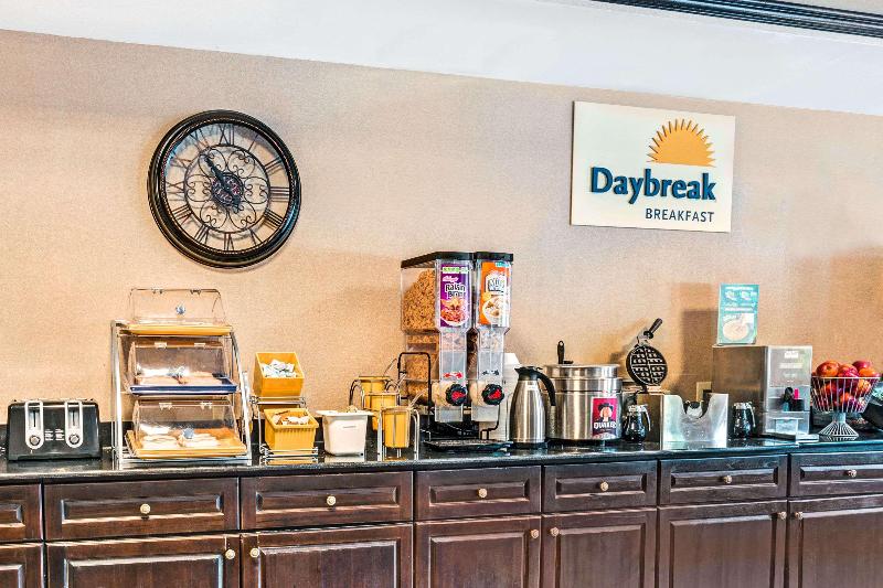 בית מלון כפרי Days Inn & Suites By Wyndham Jeffersonville In