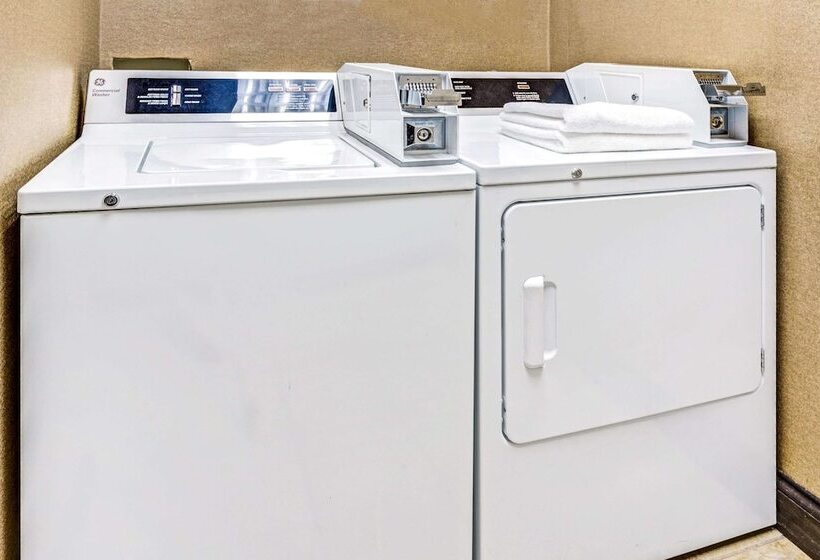 בית מלון כפרי Days Inn & Suites By Wyndham Jeffersonville In