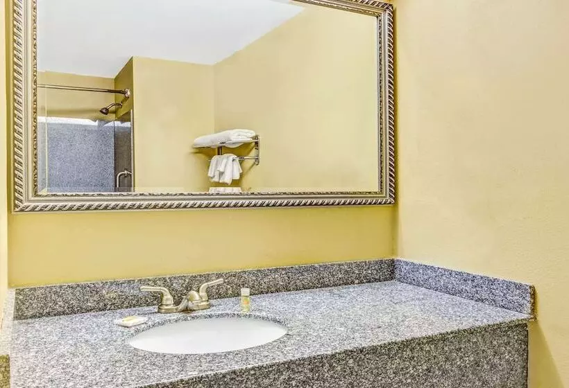 هتل Days Inn & Suites By Wyndham Jeffersonville In