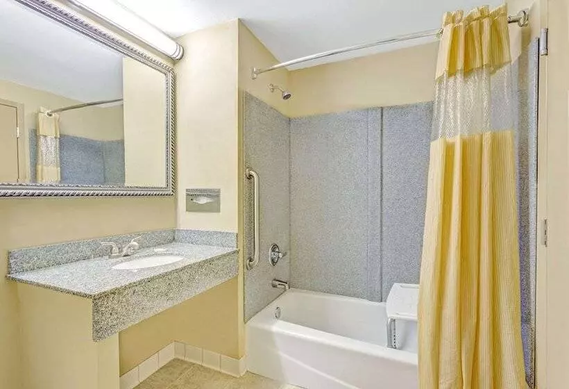 هتل Days Inn & Suites By Wyndham Jeffersonville In