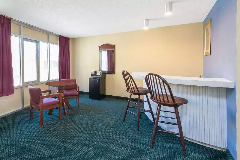 ホテル Days Inn & Suites By Wyndham Wichita East