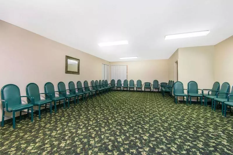 ホテル Days Inn & Suites By Wyndham Wichita East