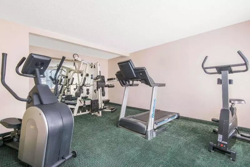 ホテル Days Inn & Suites By Wyndham Wichita East