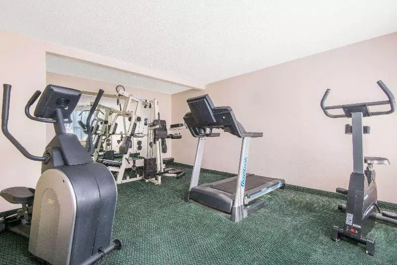 ホテル Days Inn & Suites By Wyndham Wichita East