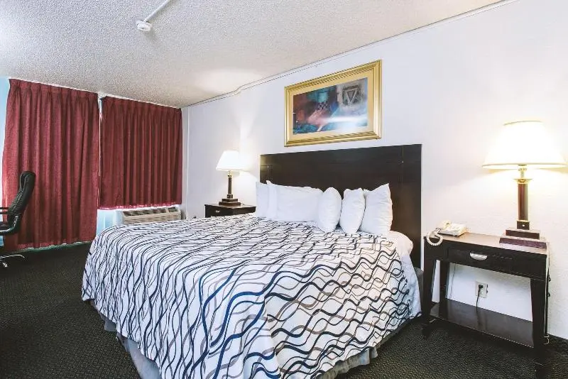ホテル Days Inn & Suites By Wyndham Wichita East