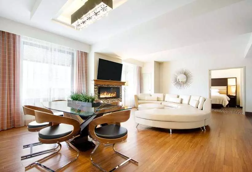 هتل Embassy Suites By Hilton Fayetteville Fort Liberty