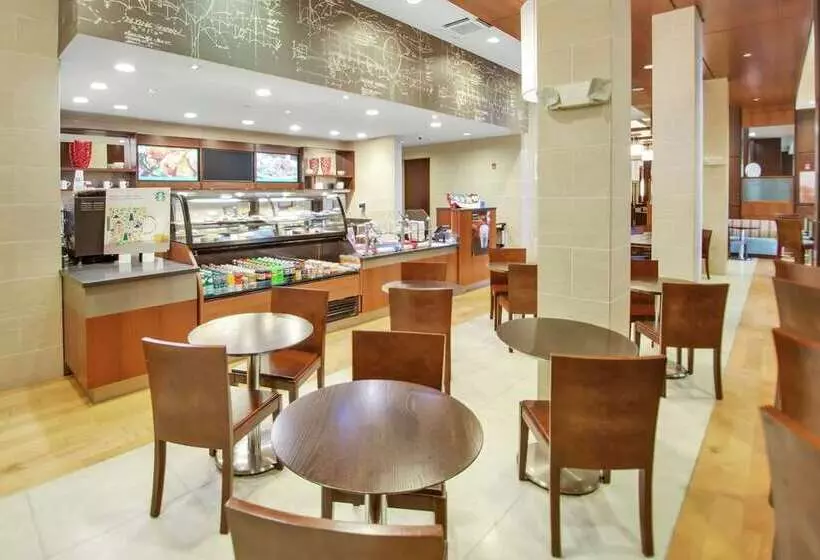 هتل Embassy Suites By Hilton Fayetteville Fort Liberty