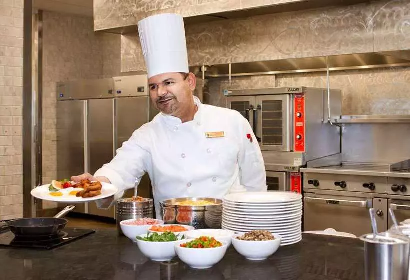 هتل Embassy Suites By Hilton Fayetteville Fort Liberty