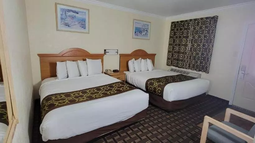 בית מלון כפרי Riverside Inn & Suites Santa Cruz