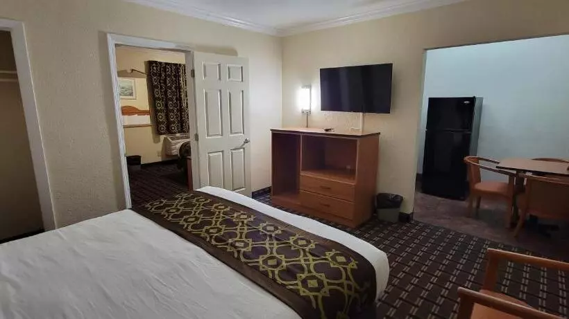 בית מלון כפרי Riverside Inn & Suites Santa Cruz