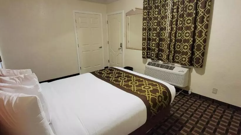 בית מלון כפרי Riverside Inn & Suites Santa Cruz