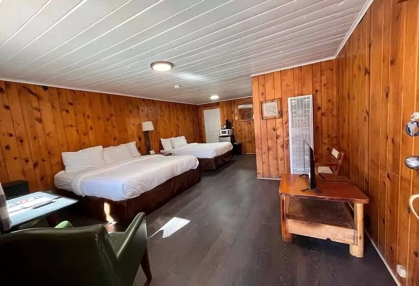 Отель The Spruce Lodge