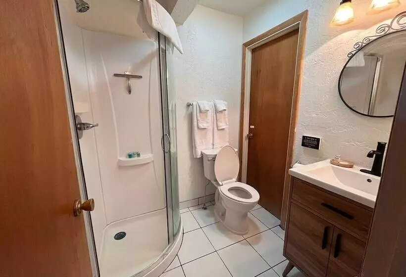 Отель The Spruce Lodge