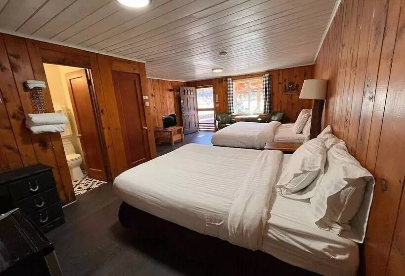 Отель The Spruce Lodge