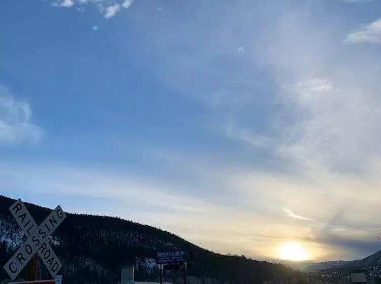 Отель The Spruce Lodge