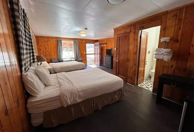 Отель The Spruce Lodge