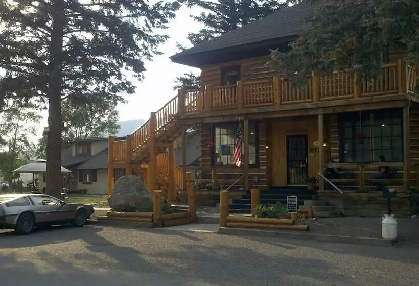 Отель The Spruce Lodge