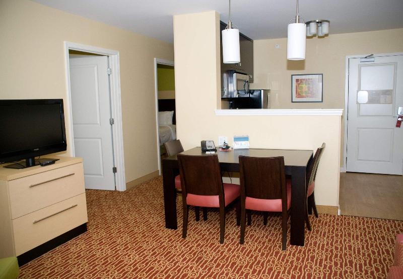 هتل Towneplace Suites Fayetteville Cross Creek