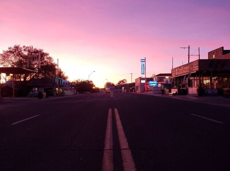 فندق على الطريق Deluxe Inn