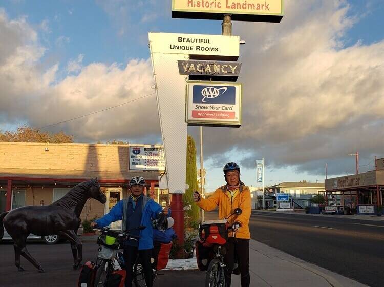 فندق على الطريق Deluxe Inn