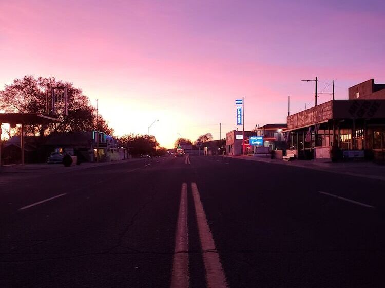 فندق على الطريق Deluxe Inn