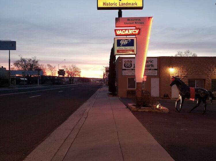 فندق على الطريق Deluxe Inn