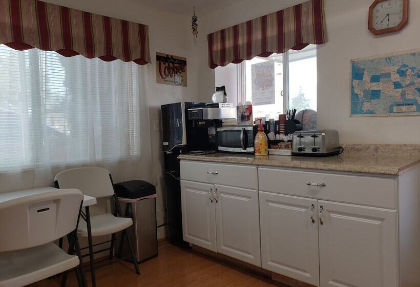 فندق على الطريق Deluxe Inn