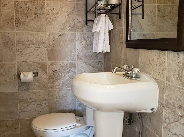 فندق على الطريق Deluxe Inn