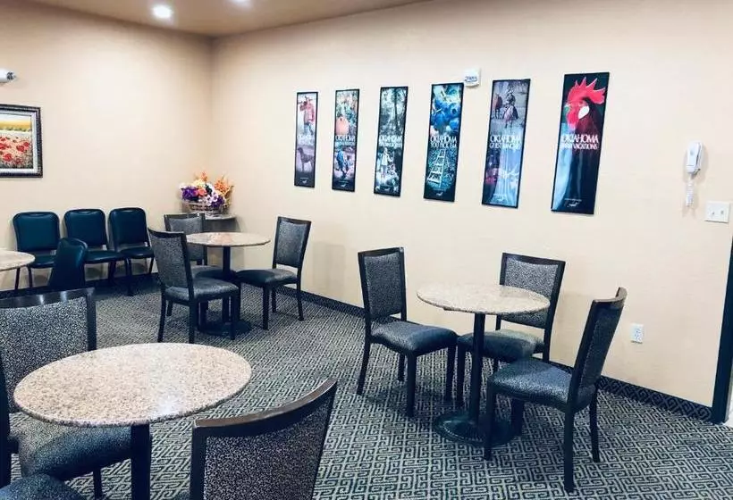 ホテル Hiway Inn Express & Suites