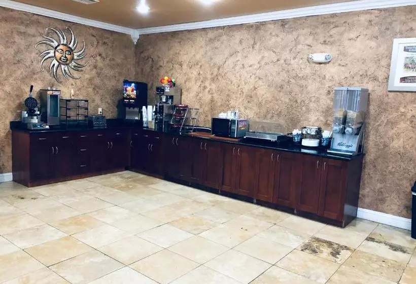 ホテル Hiway Inn Express & Suites