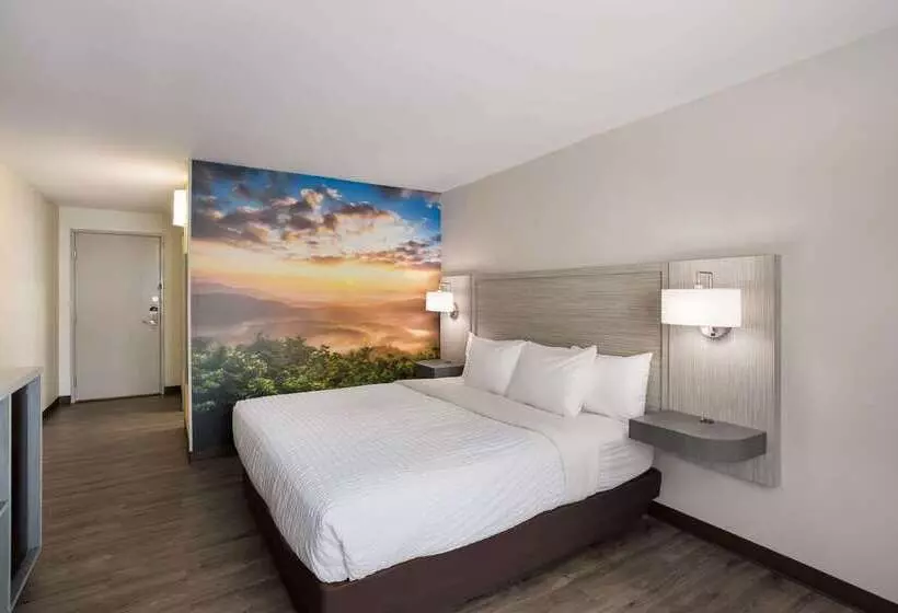 Отель Clarion Pointe Sylva Near Cherokee Area