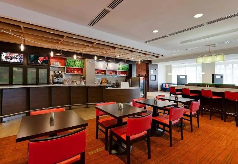 فندق Courtyard Fort Wayne Downtown At Grand Wayne Convention Center