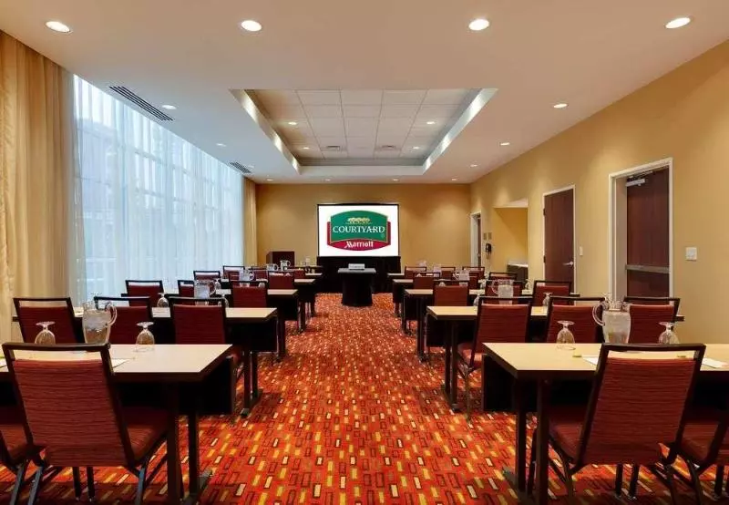 فندق Courtyard Fort Wayne Downtown At Grand Wayne Convention Center