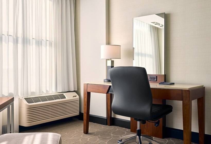 Delta Hotels By Marriott Milwaukee Northwest