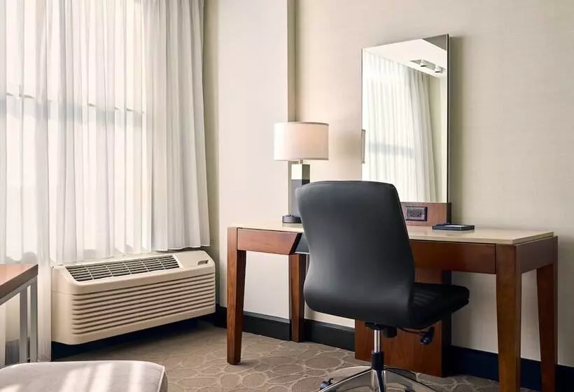 Delta Hotels By Marriott Milwaukee Northwest