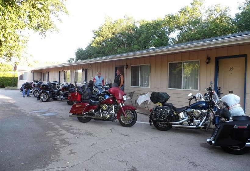 בית מלון כפרי Dollar Inn Hot Springs