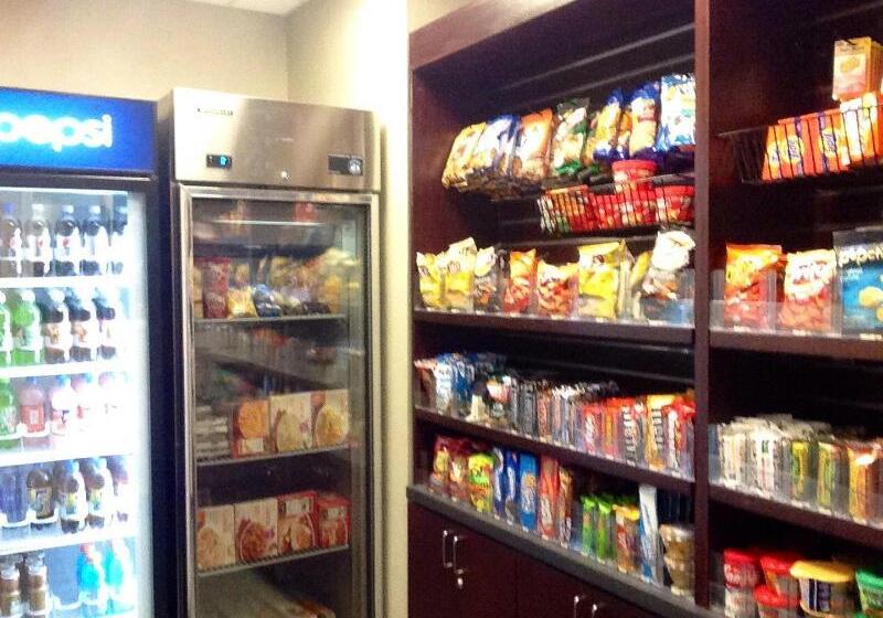 Отель Holiday Inn Express & Suites Utica, An Ihg