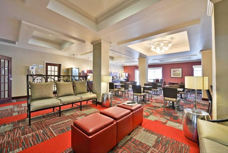 Отель Holiday Inn Express & Suites Utica, An Ihg