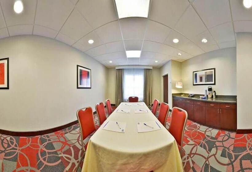 Отель Holiday Inn Express & Suites Utica, An Ihg
