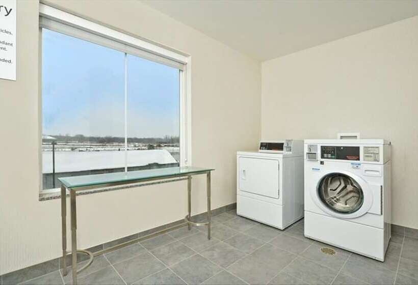 Отель Holiday Inn Express & Suites Utica, An Ihg