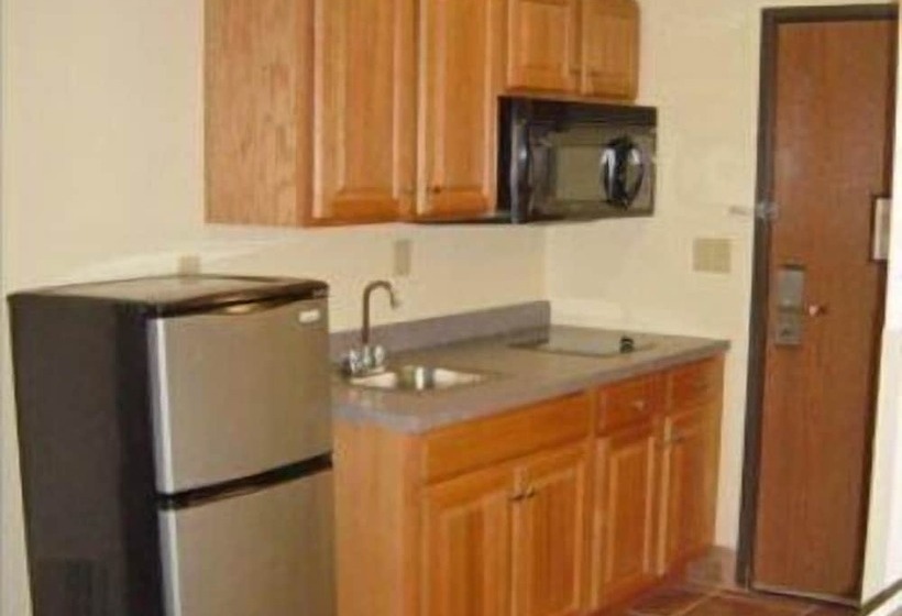 בית מלון כפרי Hometown Inn & Suites