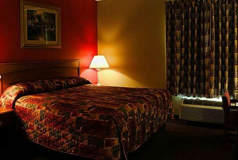 בית מלון כפרי Hometown Inn & Suites