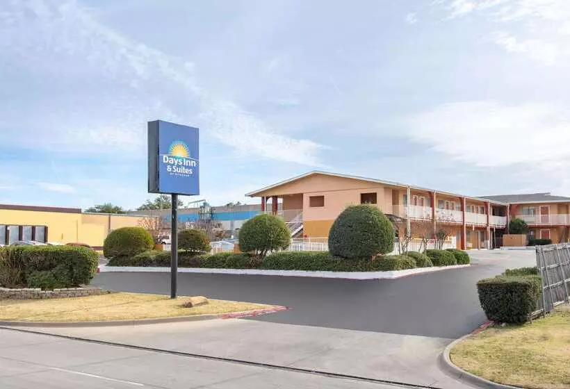 Hotel Days Inn & Suites By Wyndham Arlington Near Six Flags