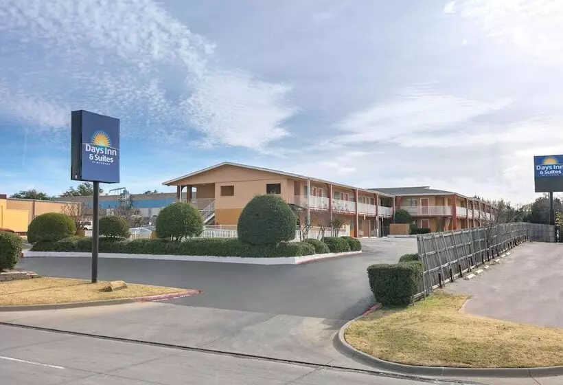 Hotel Days Inn & Suites By Wyndham Arlington Near Six Flags