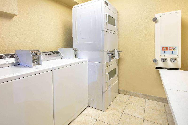 ホテル Days Inn & Suites By Wyndham Arlington Near Six Flags