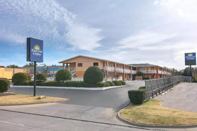 Hotel Days Inn & Suites By Wyndham Arlington Near Six Flags