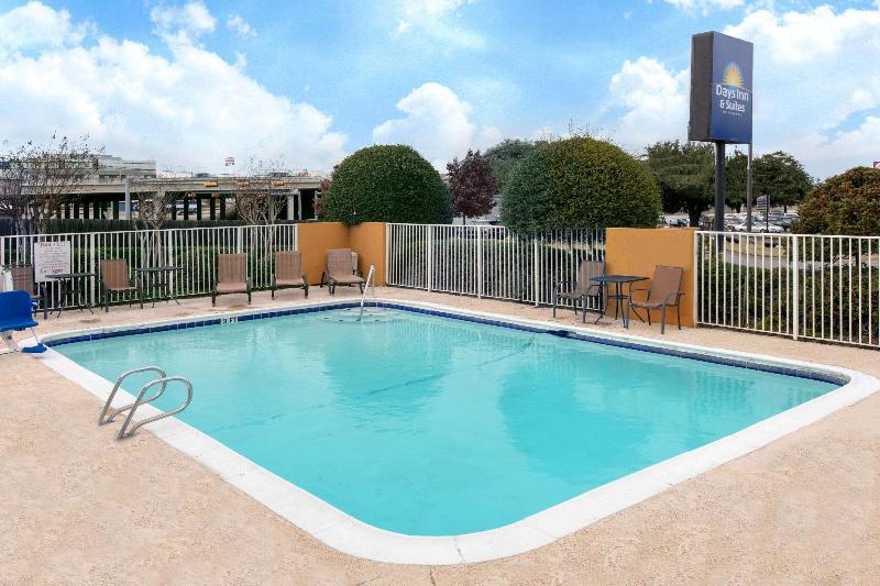 ホテル Days Inn & Suites By Wyndham Arlington Near Six Flags