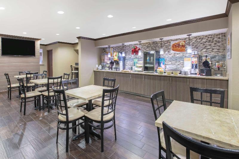 ホテル Days Inn & Suites By Wyndham Arlington Near Six Flags