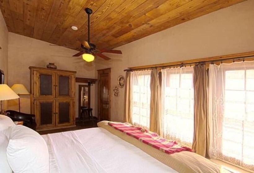 هتل The Maverick Inn